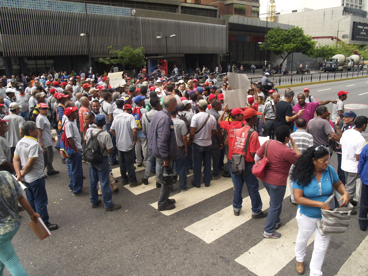 Trabajadores viales protestaron ante Ministerio de Transporte por sueldos y beneficios laborales