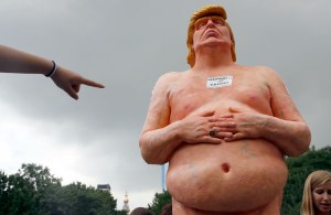¿Quién da más? Subastarán estatua de Donald Trump desnudo