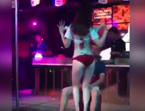 ¡Defendiendo lo suyo! Novia furiosa se lleva a su novio del escenario cuando era seducido por una stripper