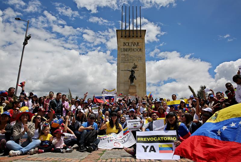 Multitudinaria concentración de venezolanos en Bogotá para exigir Revocatorio (Fotos)