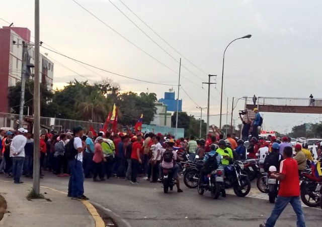 Colectivos trancan la entrada de Villa Rosa para impedir que vuelvan a tocar cacerolas