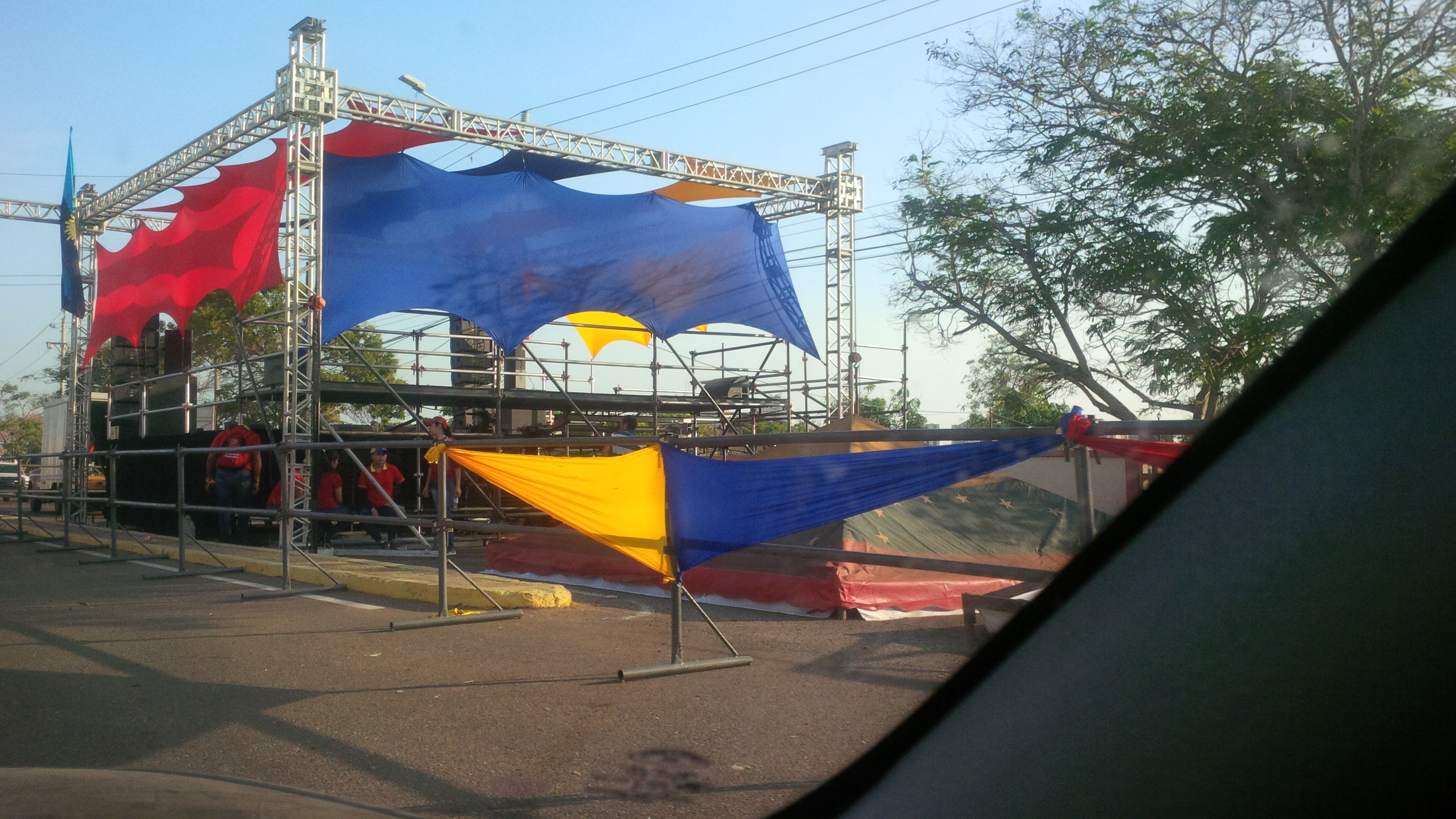 La tarima de Arias Cárdenas que bloquea la marcha por el Revocatorio (fotos)