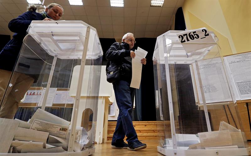 Los rusos que votan confían en el sistema, aunque no esperan cambios