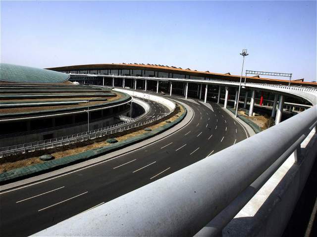 En Pekín (China), la cifra de pasajeros es de 89.938.628. Fue inaugurado en 1958, convirtiéndose en el primer aeropuerto de ese país. Está ubicado en Chaoyang, Pekín.