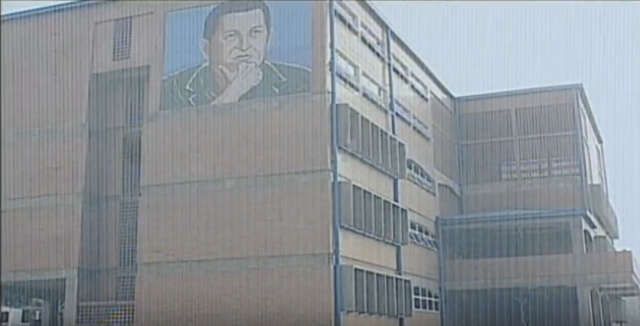 Un reflexivo Hugo Chávez forma parte de la fachada de la escuela