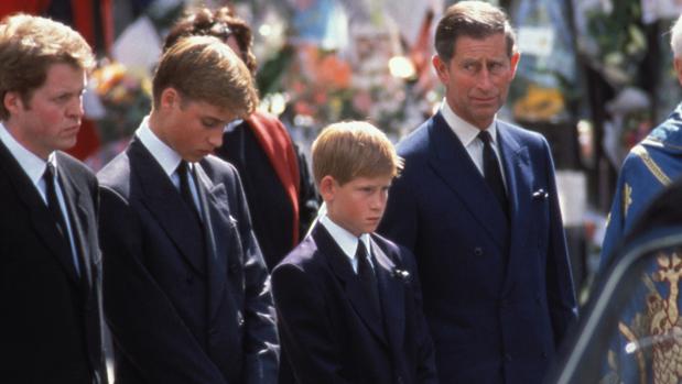 El príncipe Carlos temió ser asesinado en el funeral de Diana