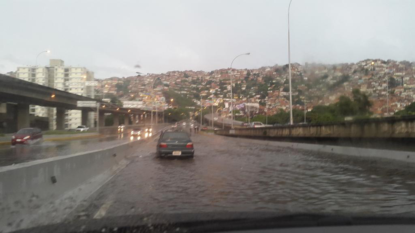 Más de 50% de los drenajes en calles de la Gran Caracas están obstruidos