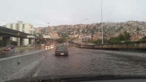 Reportan fuertes lluvias en toda Caracas