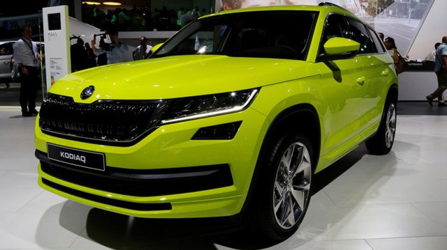 El nuevo Skoda Kodiaq es el primer vehículo utilitario deportivo de la compañía checa. Con sus siete plazas, este robusto coche de 4,7 metros de longitud cuenta en sus tres versiones con motores de gasolina con 125, 150 y 180 CV. Está disponible por un precio aproximado de 29.000 dólares.