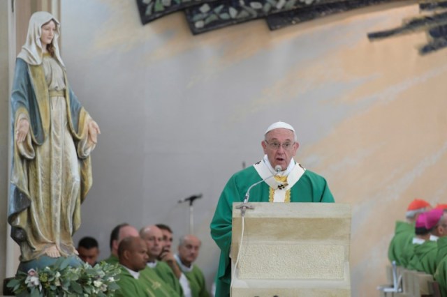 El Papa Francisco oficia una misa en la iglesia de la Inmaculada Concepción en Bakú, Azerbaiyán, el 2 de octubre de 2016. El Sumo Pontífice pronunció una misa el domingo para la minúscula comunidad católica del Azerbaiyán musulmán chií, en la que llamó al "pequeño y precioso rebaño" a mantener la fe y rindió tributo a aquellos perseguidos durante la era soviética. Osservatore Romano/Handout via Reuters