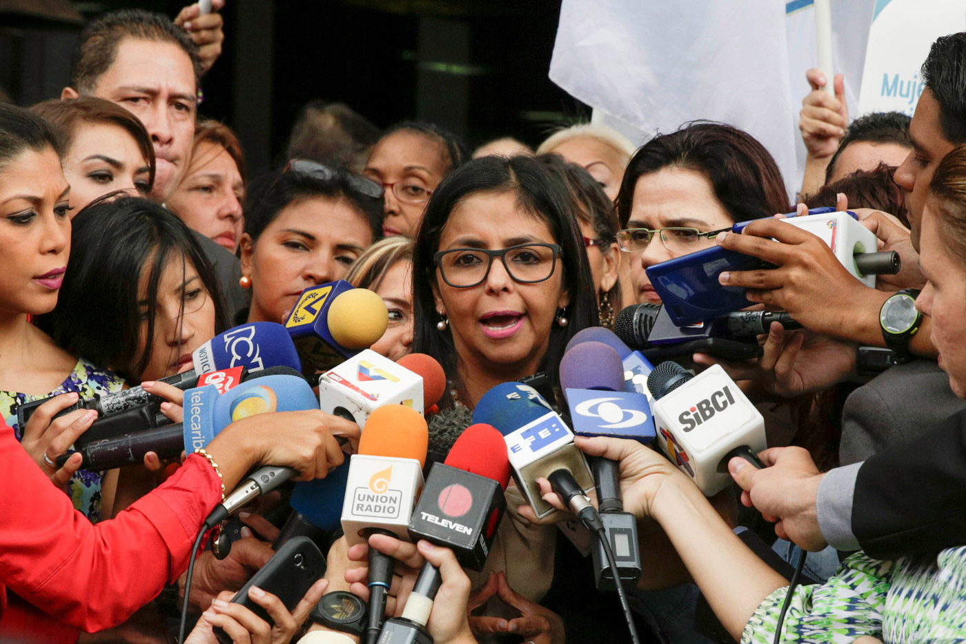 Delcy Rodríguez denuncia en Fiscalía a Ramos Allup