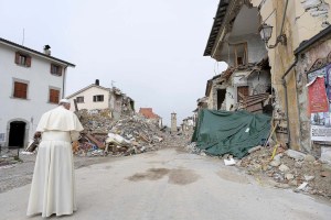 El Papa llegó por sorpresa a Amatrice, el pueblo devastado por el terremoto (fotos)