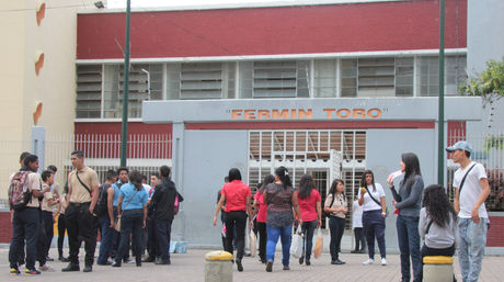 Estudiantes de bachillerato estrenan currículo al regresar a las aulas