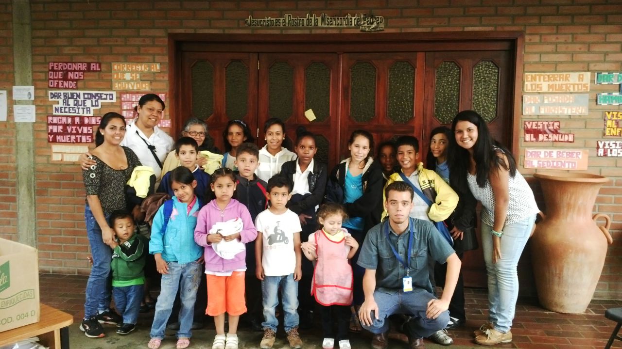 Luis Somaza y Juventudes de VP Baruta realizan jornada de donación de uniformes escolares