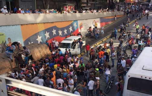 FOTOS: Saqueado camión con comida en pleno centro de Caracas en La Hoyada