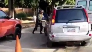 (VIDEO) Mujer arrolló a militar dentro del Fuerte Tiuna