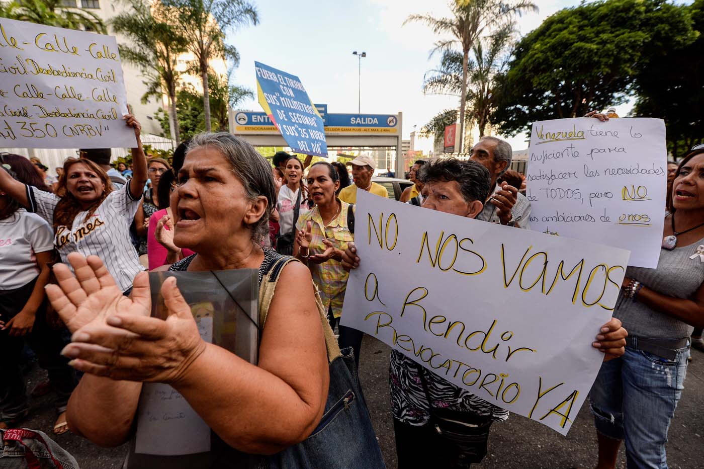 Venezuela se divide entre huelgas mientras se concreta un diálogo nacional