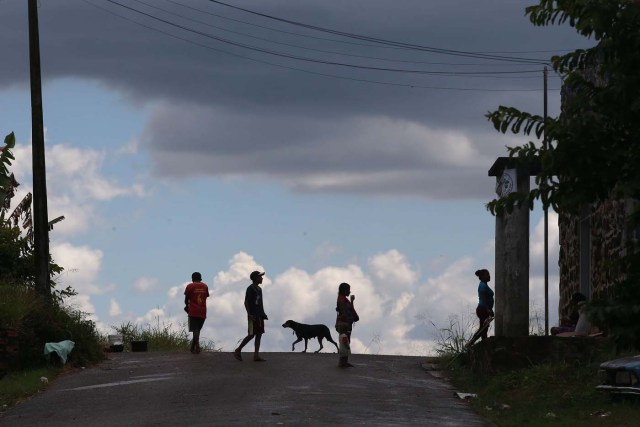 ACOMPAÑA CRÓNICA: BRASIL VENEZUELA - BRA08. PACARAIMA (BRASIL), 24/10/2016.- Fotografía del 21 de octubre de 2016, de un grupo de venezolanos en la ciudad de Pacaraima, una empobrecida y pequeña ciudad del norte de Brasil, que se ha convertido en uno de las últimos horizontes en que los venezolanos consiguen la comida y los productos básicos que escasean en su país. Según distintas fuentes consultadas por Efe en esta ciudad de la frontera entre Brasil y Venezuela, entre 1.000 y 1.500 venezolanos cruzan cada fin de semana la línea divisoria, compran alimentos y regresan a su país. EFE / Marcelo Sayão