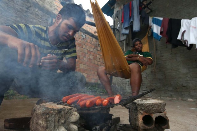 ACOMPAÑA CRÓNICA: BRASIL VENEZUELA - BRA08. PACARAIMA (BRASIL), 24/10/2016.- Fotografía del 21 de octubre de 2016, de un grupo de venezolanos en la ciudad de Pacaraima, una empobrecida y pequeña ciudad del norte de Brasil, que se ha convertido en uno de las últimos horizontes en que los venezolanos consiguen la comida y los productos básicos que escasean en su país. Según distintas fuentes consultadas por Efe en esta ciudad de la frontera entre Brasil y Venezuela, entre 1.000 y 1.500 venezolanos cruzan cada fin de semana la línea divisoria, compran alimentos y regresan a su país. EFE / Marcelo Sayão