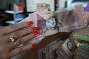 José Guerra: Billetes de 500 bolívares no llegan y los de 100 pocos los aceptan