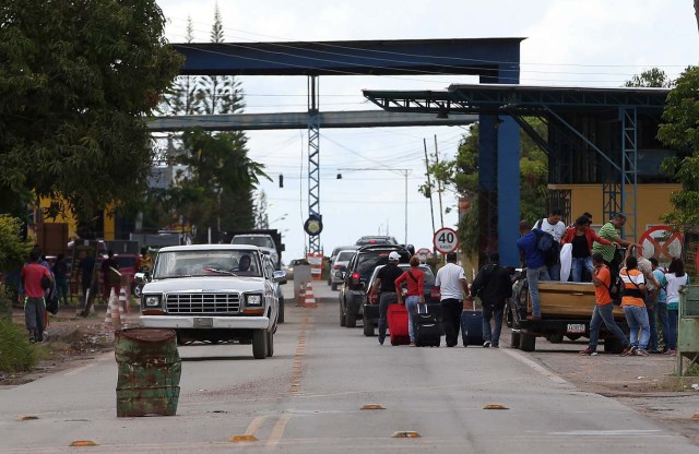 ACOMPAÑA CRÓNICA: BRASIL VENEZUELA - BRA08. PACARAIMA (BRASIL), 24/10/2016.- Fotografía del 21 de octubre de 2016, de un grupo de venezolanos llegando en la frontera en la ciudad de Pacaraima, una empobrecida y pequeña ciudad del norte de Brasil, que se ha convertido en uno de las últimos horizontes en que los venezolanos consiguen la comida y los productos básicos que escasean en su país. Según distintas fuentes consultadas por Efe en esta ciudad de la frontera entre Brasil y Venezuela, entre 1.000 y 1.500 venezolanos cruzan cada fin de semana la línea divisoria, compran alimentos y regresan a su país. EFE / Marcelo Sayão