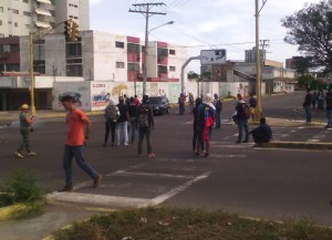Estudiantes de LUZ protestan en rectorado nuevo para exigir recolección del 20%