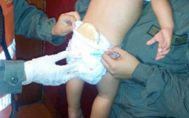 ¡Increíble! Trafican droga en el pañal de un bebé en Zulia