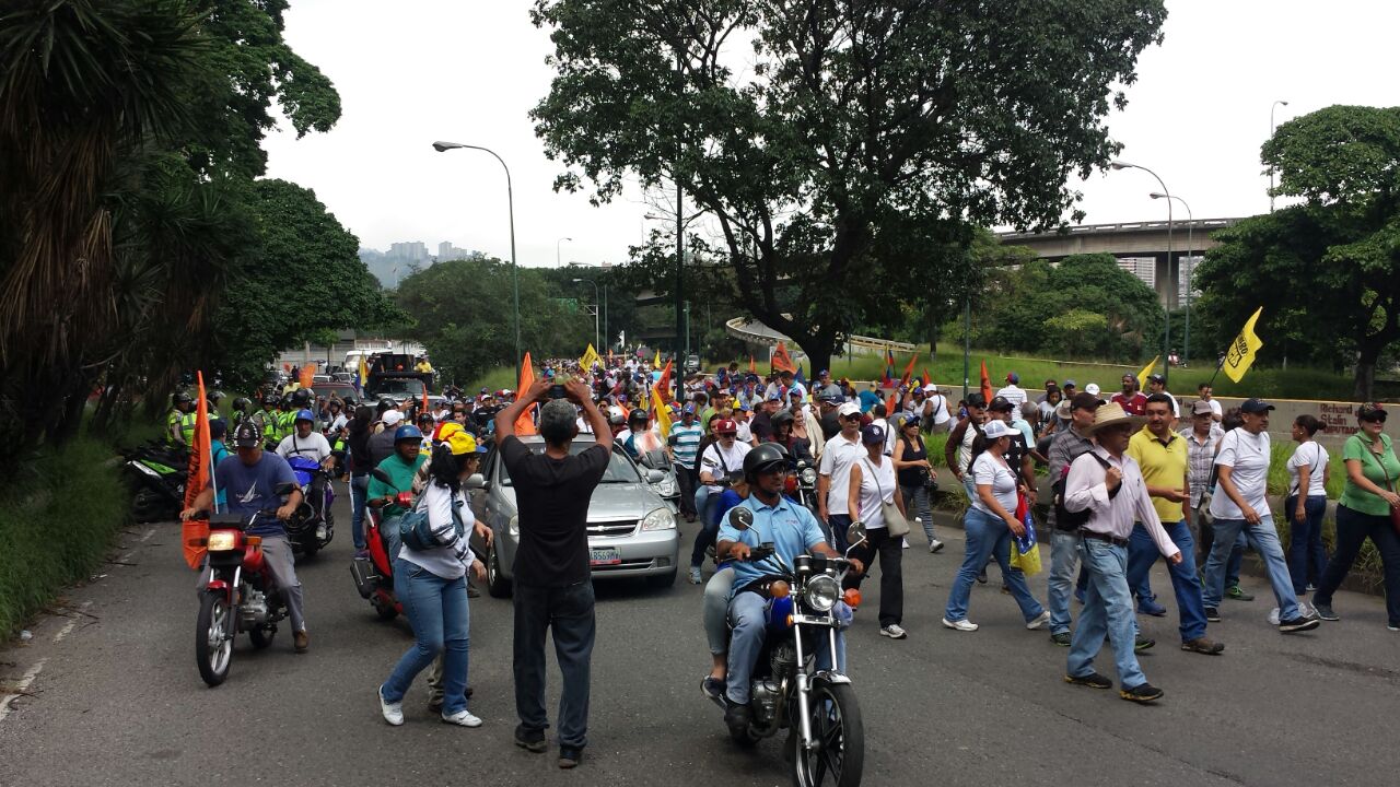 Manifestantes de El Paraiso superan piquete de la PNB (Fotos)