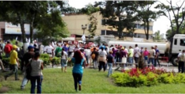 Primero Justicia (PJ) denunció en su cuenta oficial en Twitter que el alcalde del municipio Simón Rodríguez envió al camión cisterna para dispersar a los manifestantes. Foto:  Twitter