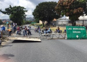 Manifestantes trancan el paso hacia la autopista Prados del Este (FOTO)