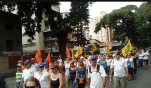 Arrancó la marcha desde El Paraíso hacia la autopista Francisco Fajardo (Fotos + video)