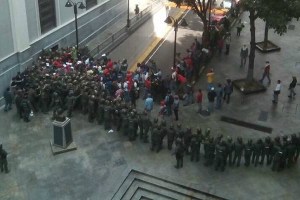 ¡Puro bochinche! Grupos chavistas intentan ingresar a la AN este jueves #27Oct (FOTOS)
