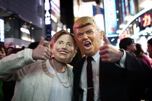 En el Halloween japonés Clinton abraza a Trump