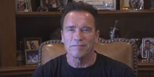 Arnold Schwarzenegger recibió la vacuna contra el coronavirus y usó una frase de Terminator para promover la inmunización (VIDEO)