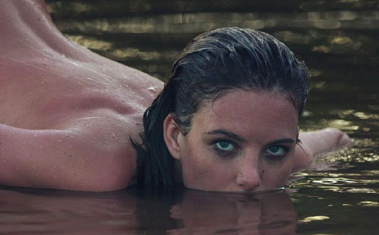 Sin saber bañarse en el río… lo más hermoso que verás hoy es a Eliza desnuda (WOW)
