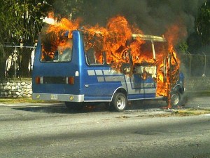 Incendian unidad de transporte durante protesta en la ULA este lunes #14Nov