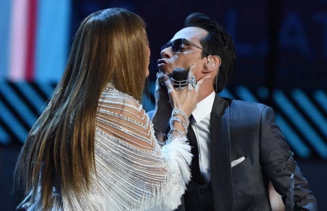 Jennifer Lopez (L) kisses Marc Anthony during the show of the 17th Annual Latin Grammy Awards on November 17, 2016, in Las Vegas, Nevada. / AFP PHOTO / Valerie MACON