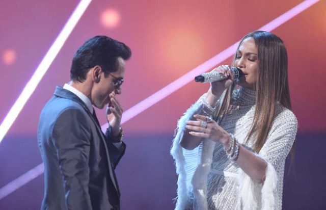 Jennifer Lopez (R) performs with Marc Anthony during the 17th Annual Latin Grammy Awards on November 17, 2016, in Las Vegas, Nevada. / AFP PHOTO / Valerie MACON