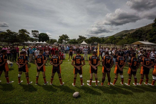 ACOMPAÑA CRÓNICA: VENEZUELA CÁRCELES. CAR07. REVENGA (VENEZUELA), 19/11/2016.- Reclusos escuchan una charla antes de un partido de rugby este viernes, 18 de noviembre de 2016, en una hacienda de la empresa de ron Santa Teresa, en Revenga (Venezuela). En Venezuela, un país sin tradición de rugby y donde la población reclusa tiene pocas probabilidades de reinserción social, se celebra un torneo que burla tales estadísticas y que pone en el campo de juego a decenas de presos que experimentan así una sensación de libertad. EFE/Miguel Gutiérrez