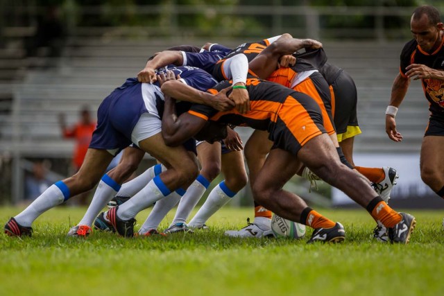 ACOMPAÑA CRÓNICA: VENEZUELA CÁRCELES. CAR10. REVENGA (VENEZUELA), 19/11/2016.- Reclusos de las cárceles Torcoron y Fénix participan en un partido de rugby este viernes, 18 de noviembre de 2016, en una hacienda de la empresa de ron Santa Teresa, en Revenga (Venezuela). En Venezuela, un país sin tradición de rugby y donde la población reclusa tiene pocas probabilidades de reinserción social, se celebra un torneo que burla tales estadísticas y que pone en el campo de juego a decenas de presos que experimentan así una sensación de libertad. EFE/Miguel Gutiérrez