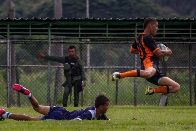 ACOMPAÑA CRÓNICA: VENEZUELA CÁRCELES. CAR12. REVENGA (VENEZUELA), 19/11/2016.- Reclusos de las cárceles Torcoron y Rodeo II participan en un partido de rugby este viernes, 18 de noviembre de 2016, en una hacienda de la empresa de ron Santa Teresa, en Revenga (Venezuela). En Venezuela, un país sin tradición de rugby y donde la población reclusa tiene pocas probabilidades de reinserción social, se celebra un torneo que burla tales estadísticas y que pone en el campo de juego a decenas de presos que experimentan así una sensación de libertad. EFE/Miguel Gutiérrez