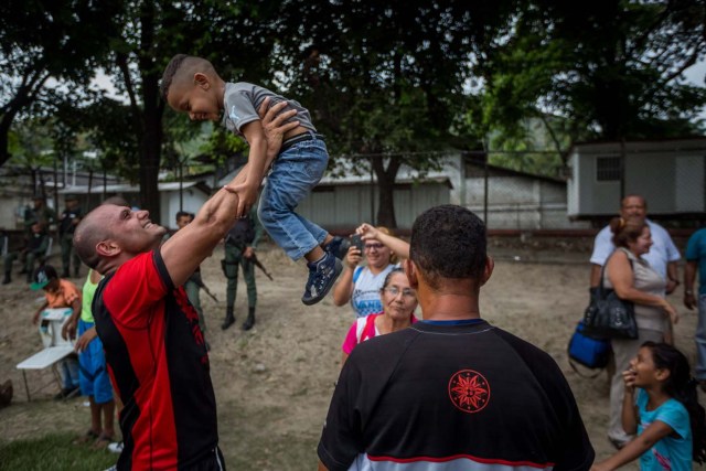 ACOMPAÑA CRÓNICA: VENEZUELA CÁRCELES. CAR17. REVENGA (VENEZUELA), 19/11/2016.- Un recluso de la cárcel Fénix comparte con familiares después de un partido de rugby este viernes, 18 de noviembre de 2016, en una hacienda de la empresa de ron Santa Teresa, en Revenga (Venezuela). En Venezuela, un país sin tradición de rugby y donde la población reclusa tiene pocas probabilidades de reinserción social, se celebra un torneo que burla tales estadísticas y que pone en el campo de juego a decenas de presos que experimentan así una sensación de libertad. EFE/Miguel Gutiérrez