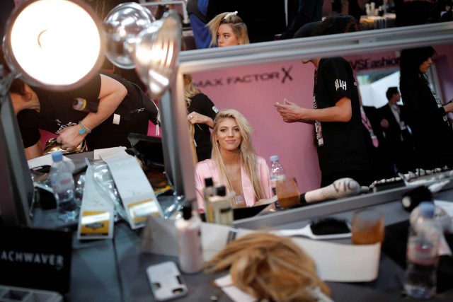 Model Devon Windsor gets ready backstage before the Victoria's Secret Fashion Show at the Grand Palais in Paris, France, November 30, 2016. REUTERS/Benoit TessierFOR EDITORIAL USE ONLY. NOT FOR SALE FOR MARKETING OR ADVERTISING CAMPAIGNS