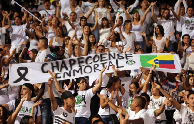 BOG10. MEDELLÍN (COLOMBIA), 30/11/2016.- Asistentes rinden homenaje al equipo de fútbol Chapecoense hoy, miércoles 30 de noviembre de 2016, en Medellín (Colombia). Miles de personas abarrotaron esta noche el estadio Atanasio Girardot de Medellín para rendir un homenaje póstumo al equipo de fútbol brasileño Chapecoense, la mayoría de cuya plantilla pereció en el accidente aéreo del pasado lunes cuando se dirigían a esta ciudad del noroeste de Colombia. EFE/MAURICIO DUEÑAS CASTAÑEDA