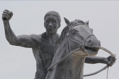 Delincuentes roban espadas a estatuas de los próceres en plazas de Maracaibo (Fotos)