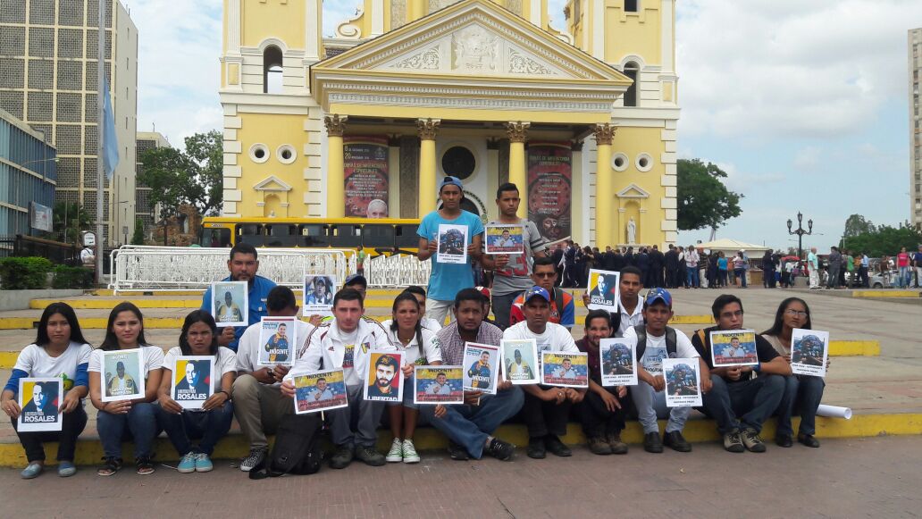 Movimiento estudiantil zuliano protesta por la liberación de presos políticos frente a la Basílica (Fotos)