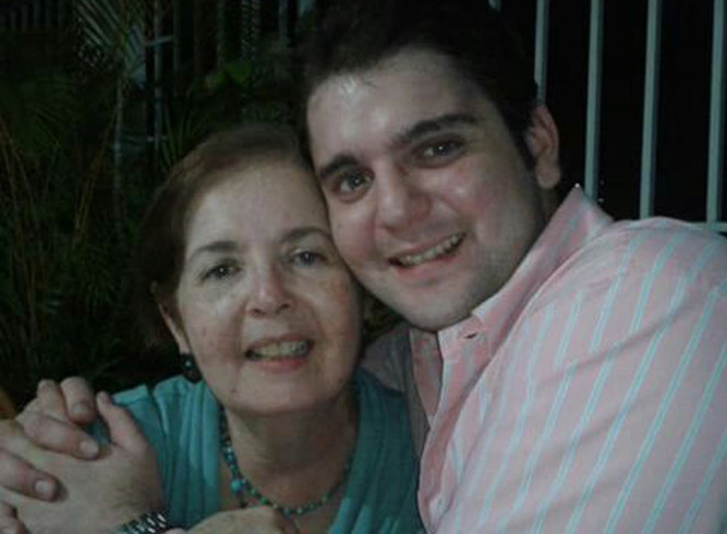 Madre del preso político, Antonio Garbi se encadenó este martes (Fotos)