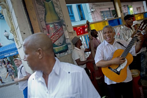 Una banda cubana toca en una cafetería en La Habana Vieja, Cuba, el lunes 5 de diciembre de 2016. Tras nueve días de luto por Fidel Castro, Cuba comienza a retomar su vida con el regreso de la música en las calles, alcohol a la venta y el ritmo de trabajo normal. (AP Foto/Enric Marti)