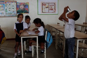 Millones de niños van a la escuela pero no aprenden, afirma el Banco Mundial