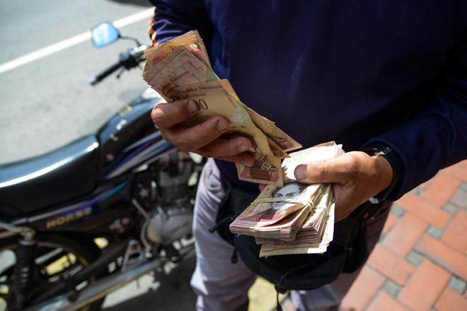Dan sexta prórroga a circulación de billete de 100 bolívares en Venezuela